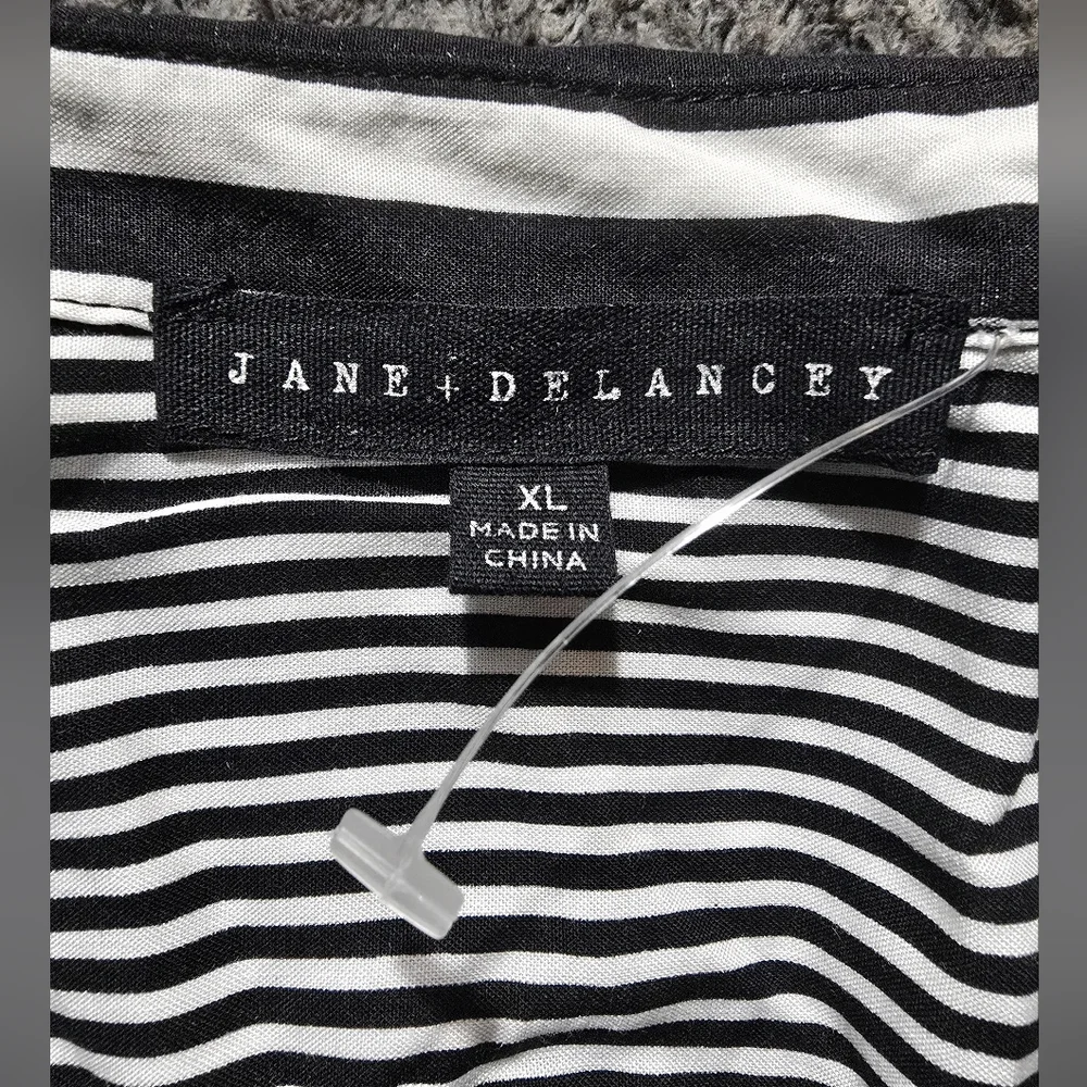 Jane + Delancey black and white striped button down blouse. Size XL. - Picture 8 of 8
